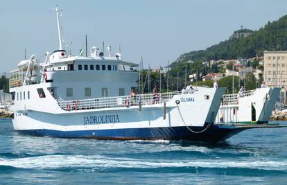 Sudarili se trajekt  i brodica kod Trogira - nije čuo trubu trajekta