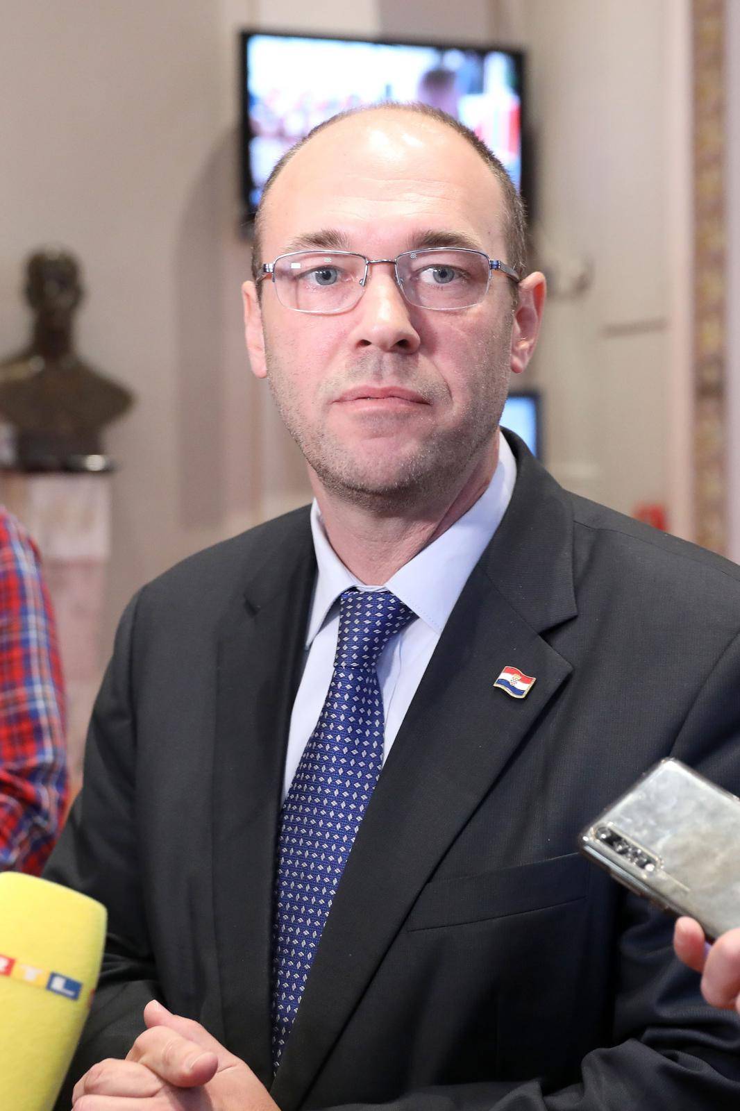 Zagreb: Zastupnik Davor Ivo Stier odrÅ¾ao je u Saboru konferenciju za medije