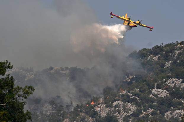 FOTO Kanaderi cijeli dan u akciji: Pogledajte kako gase požare diljem Dalmacije