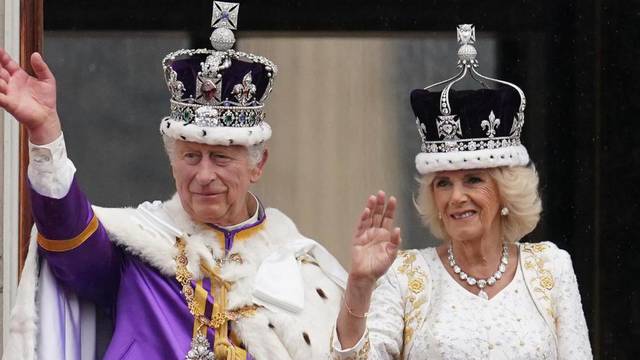 Kralj Charles III I kraljica  Camilla s balkona pala?e pozdravili okupljene