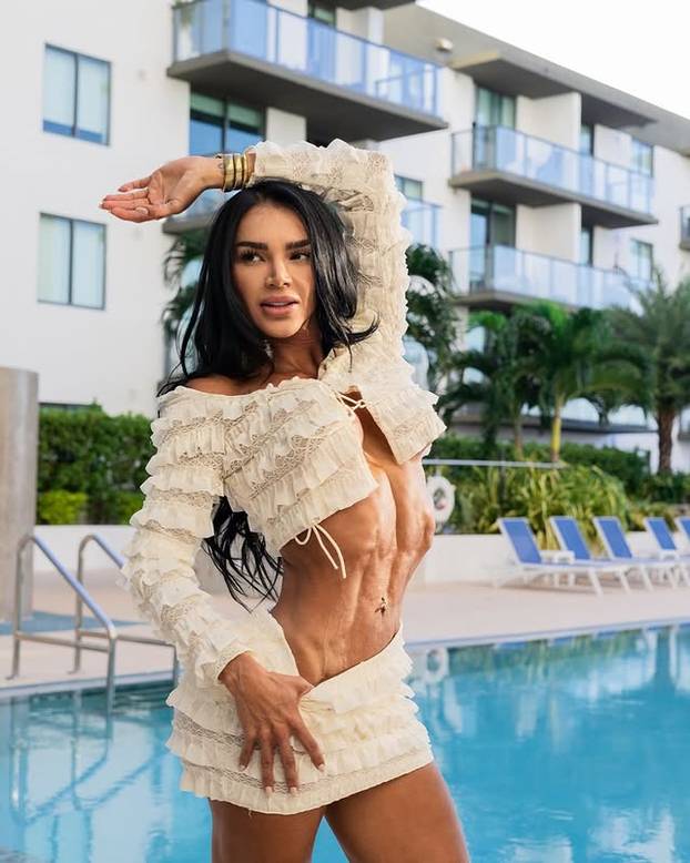 FOTO Želi imati najtanji struk na svijetu: Nosim korzet do 23 sata dnevno i želim srušiti rekord