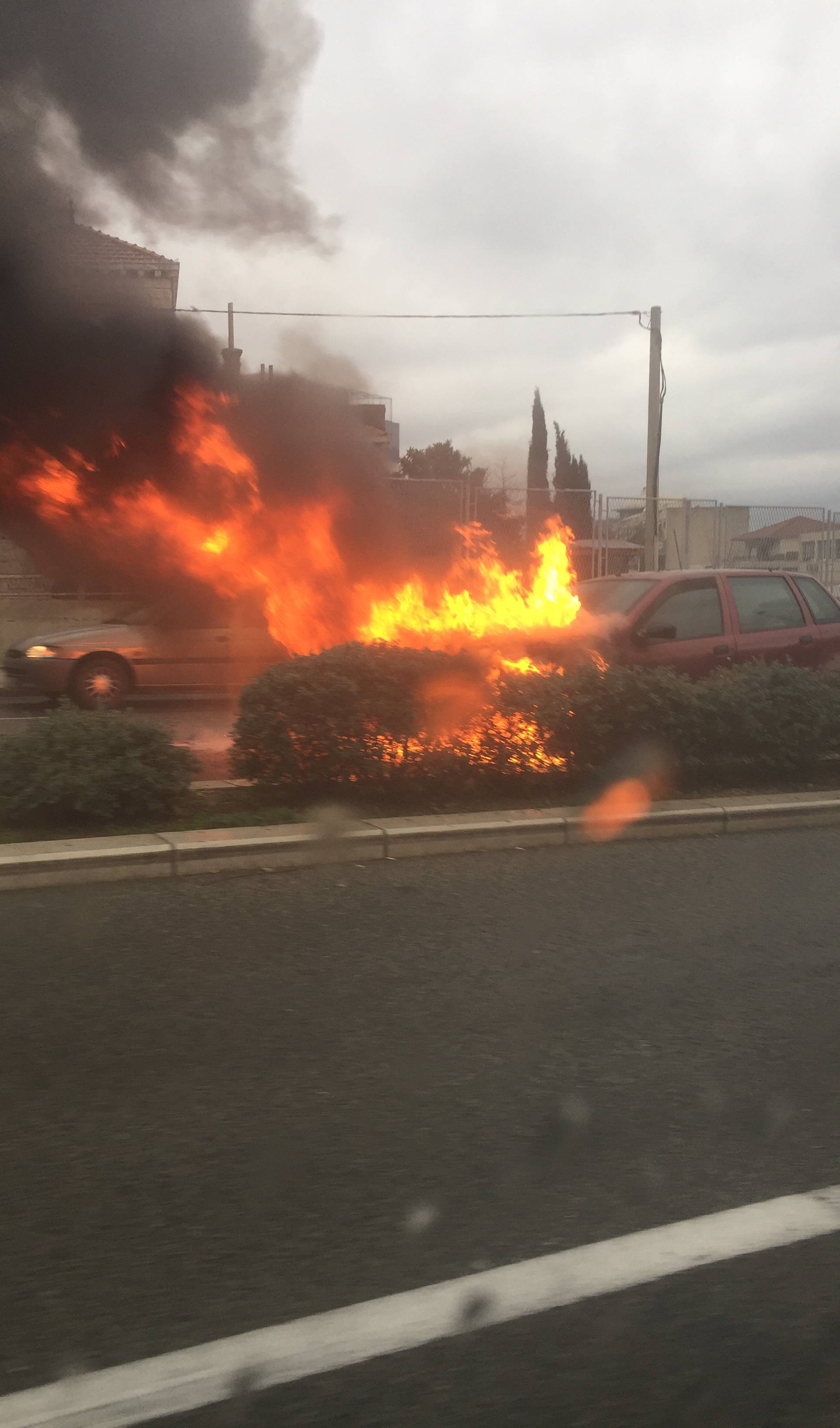 Automobil se zapalio u vožnji, vozač uspio na vrijeme iskočiti