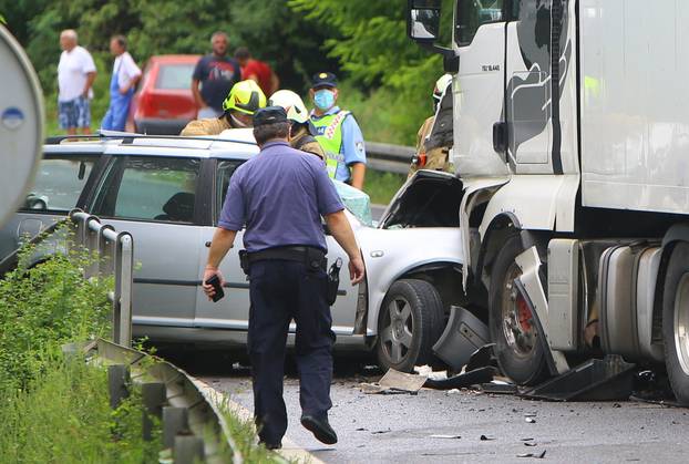 Krnjak: Vozač osobnog automobila poginuo u sudaru s teretnim kamionom