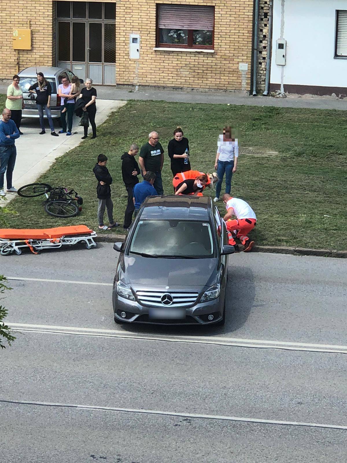 Naletjela na biciklisticu: 'Deset ljudi je dizalo auto da je spase'