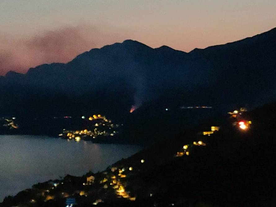VIDEO Četiri požara kod Brela pod kontrolom, vatrogasci će ostati na terenu čitavu noć