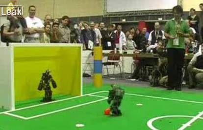 Roboti na daljinski zaigrali mali nogomet i obranili gol