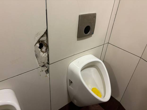 FOTO Autobusni kolodvor se raspada! Među putnike pala staklena stijenka, evo fotki