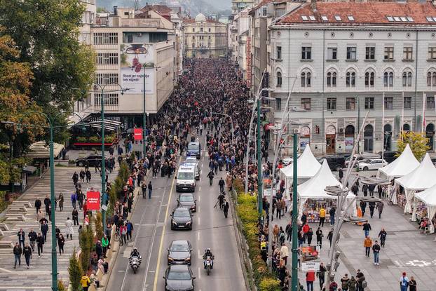 Sarajevo: Pogled iz zraka na povorku prema gradskom groblju Barama