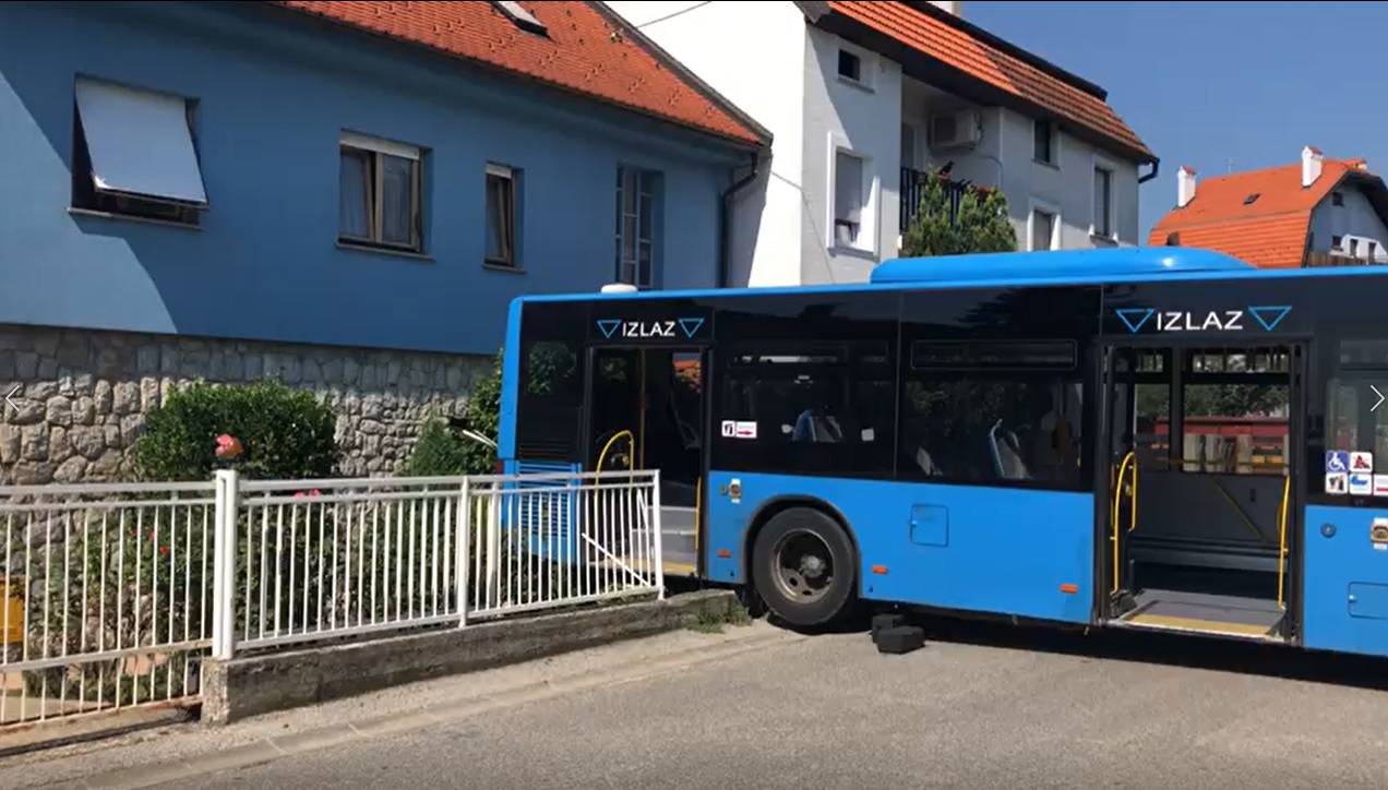 Video: Vozač izašao, a njegov bus s putnicima probio ogradu!