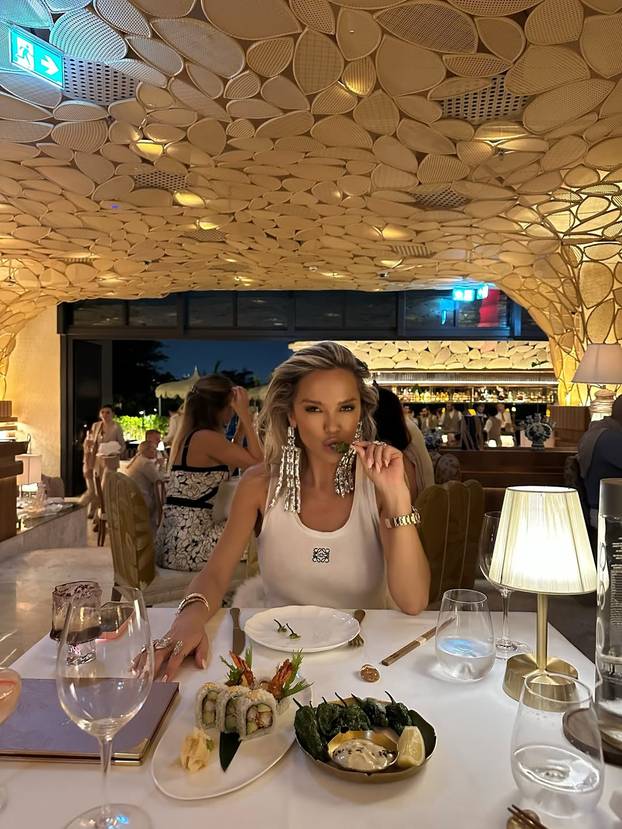 Za njih nema hladnoće i magle! Šime i Maja u badićima pozirali kraj bazena, 'padali' i zagrljaji