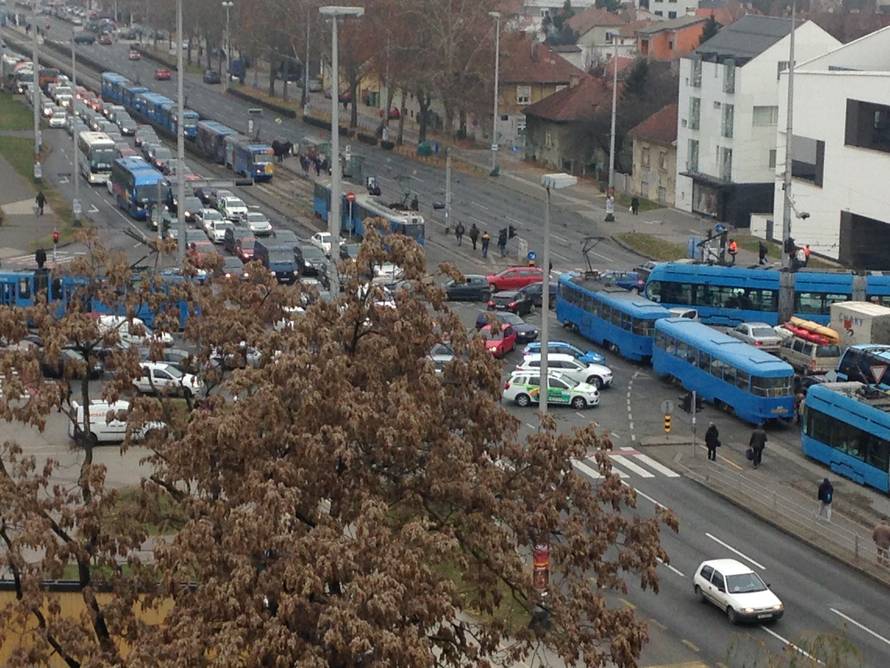 Zagreb je u prometnoj blokadi: Velike gužve, sudari, prijetnje...