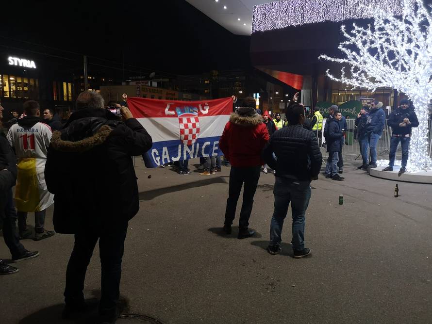Hrvatski navijači okupirali su Graz na oproštaju, Srba nigdje