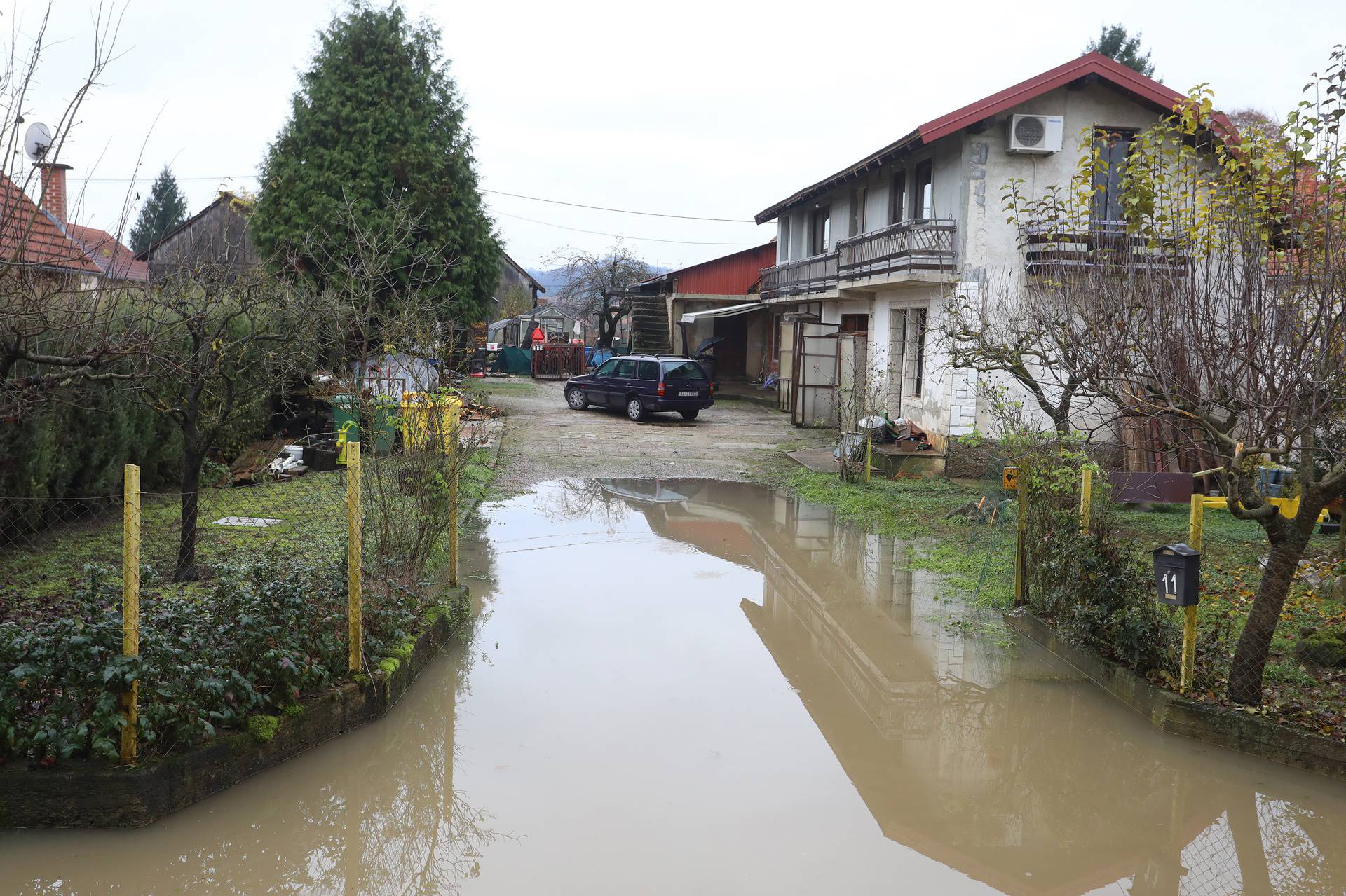 Poplavljeno je karlovačko naselje Brodarci, box barijere nisu izdržale