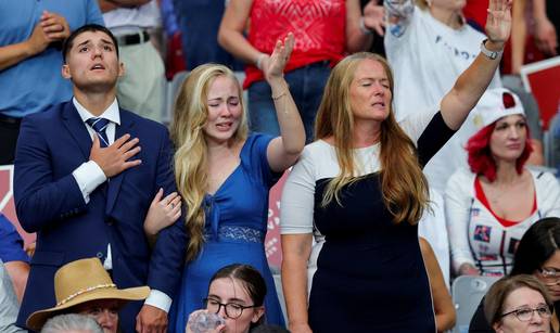 FOTO Posljednji ispraćaj Kirka: Tisuće u suzama opraštaju se od ubijenog, pogledajte fotografije