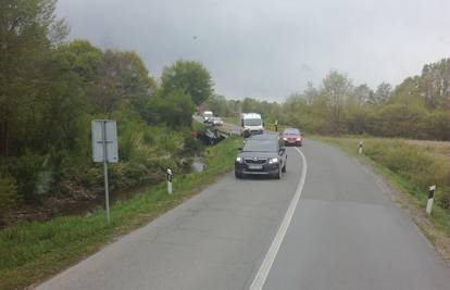 Nesreća u Glini: Auto sletio u jarak, troje ozlijeđenih u bolnici