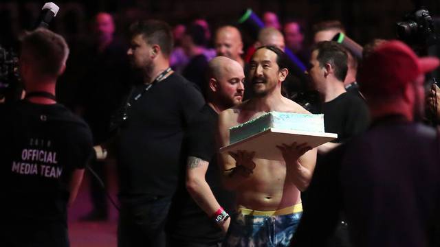 Split: DJ Steve Aoki bacao torte partijanerima u publici