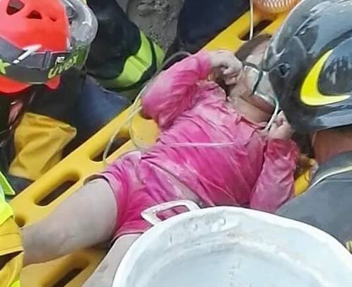 Čudo u Italiji: Nakon 17 sati iz ruševina izvukli živu djevojčicu