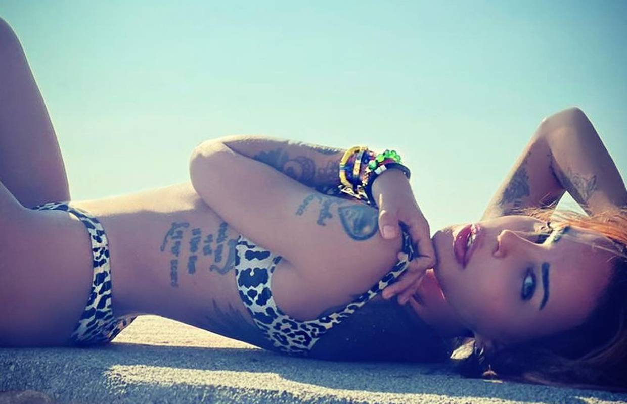 Nina Morić je stigla na Rab i otkrila figuru u bikiniju, fanovi joj komentirali tetovaže i liniju