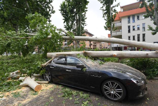 Oluja pogodila Rim, velika šteta u gradu