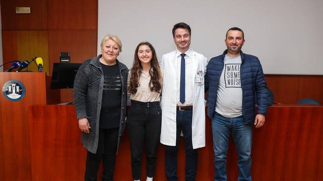 Po prvi put u Hrvatskoj izvedena implantacija uređaja za rehabilitaciju sluha i rekonstrukcija uški na istom pacijentu