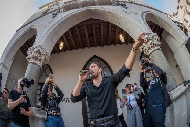 Split: Građani se okupili u spomen na Halida Bešlića na gradskoj Pjaci