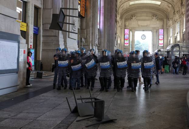 USB union holds nationwide strike, "Let's Block Everything," in solidarity with Gaza, in Milan
