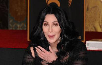 Cher utisnula ruke u cement i svima pokazala tirkizne gaćice