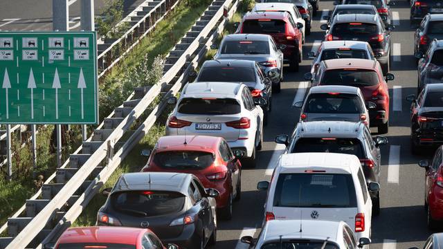 Zagreb: Srpanj započeo kilometarskom kolonom na NP Lučko u smjeru mora