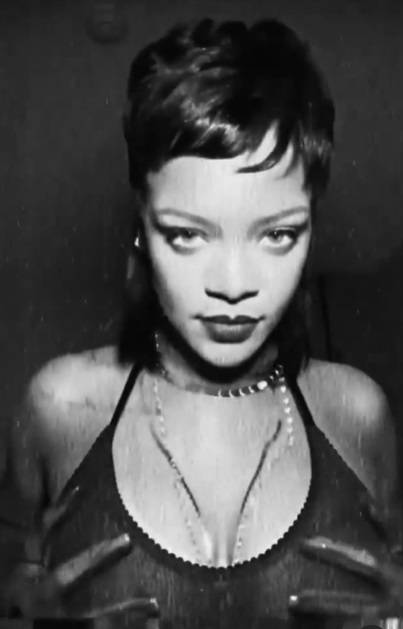 Rihanna se snimala u prozirnom donjem rublju, počela se skidati