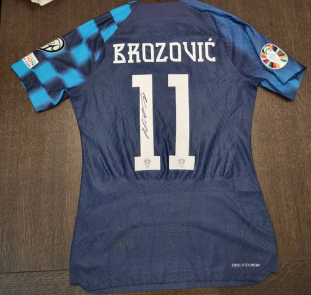 FOTO Ovo su najskuplji dresovi na Njuškalu: Onaj Prosinečkog iz Jugoslavije košta 8000 eura!