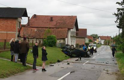 Autom izletjeli s ceste i završili na krovu, dvoje ljudi ozlijeđeno