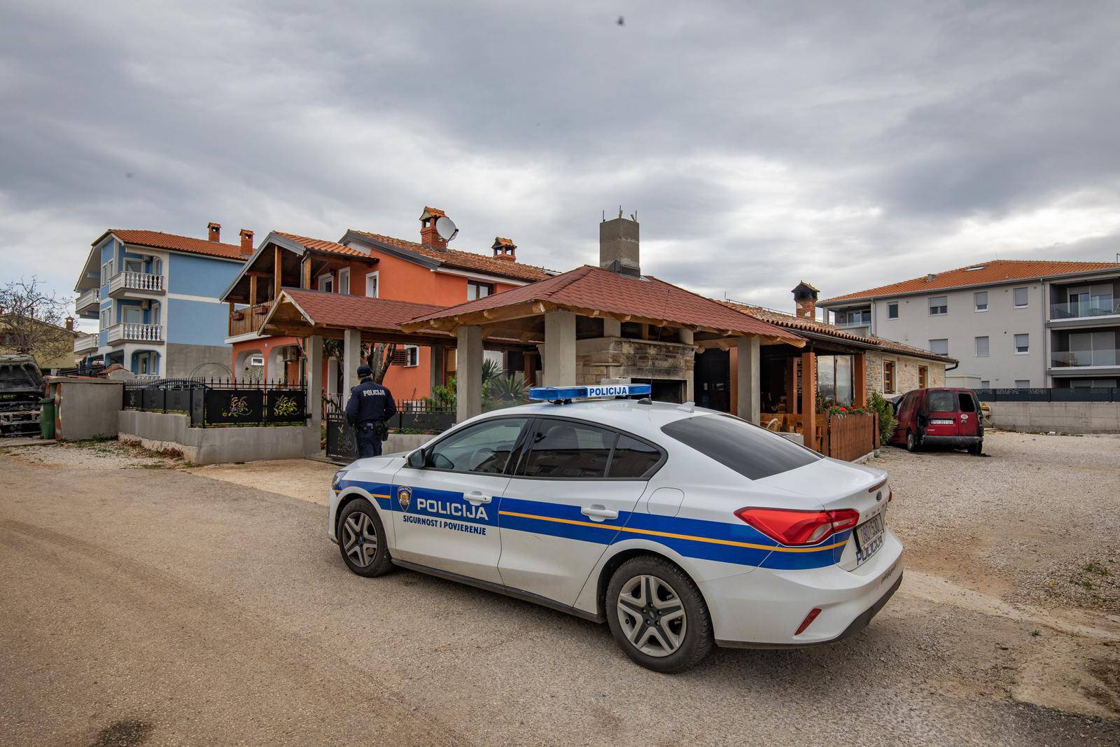 U tri sata ujutro u naselju Žbandaj kod Poreča buknuo je požar na dva automobila