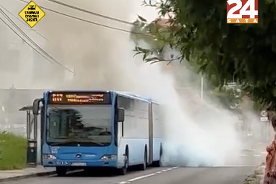 Zapalio se ZET autobus linija 617 u Gračanima.