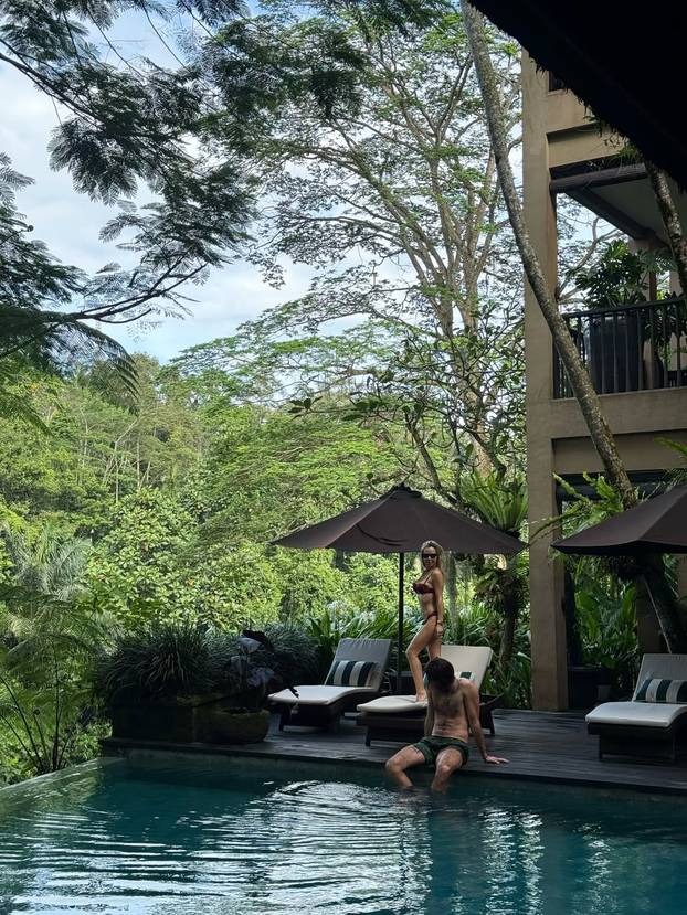 FOTO Dok vi patite u snijegu, Šime drži Maju za noge da visi