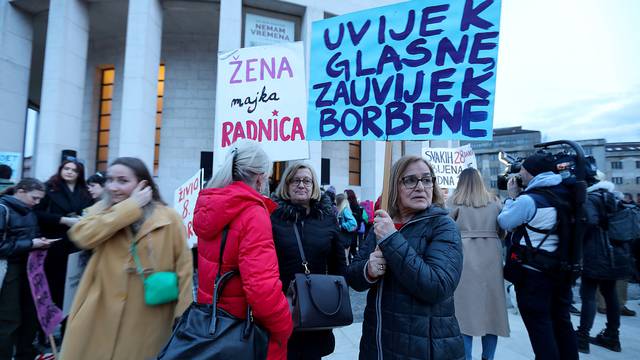 Noćni marš u Zagrebu počeo okupljanjem na Trgu žrtava fašizma