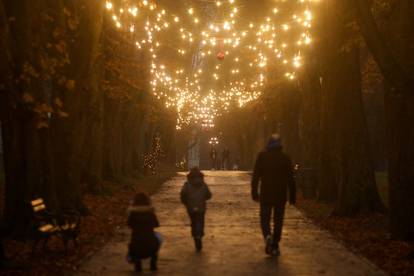 Advent u Osijeku: Osječani se šeću pod blagdanskim svjetlima