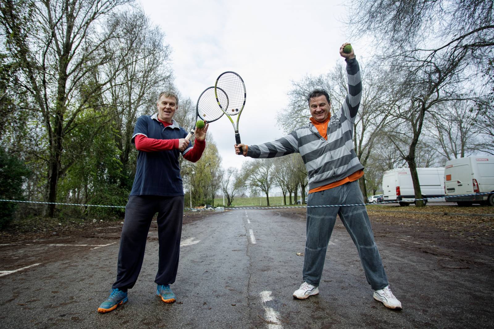 Zagreb: Glumci Boris Svrtan i Ivan Jončić krate teške dane igrajući tenis na parkiralištu