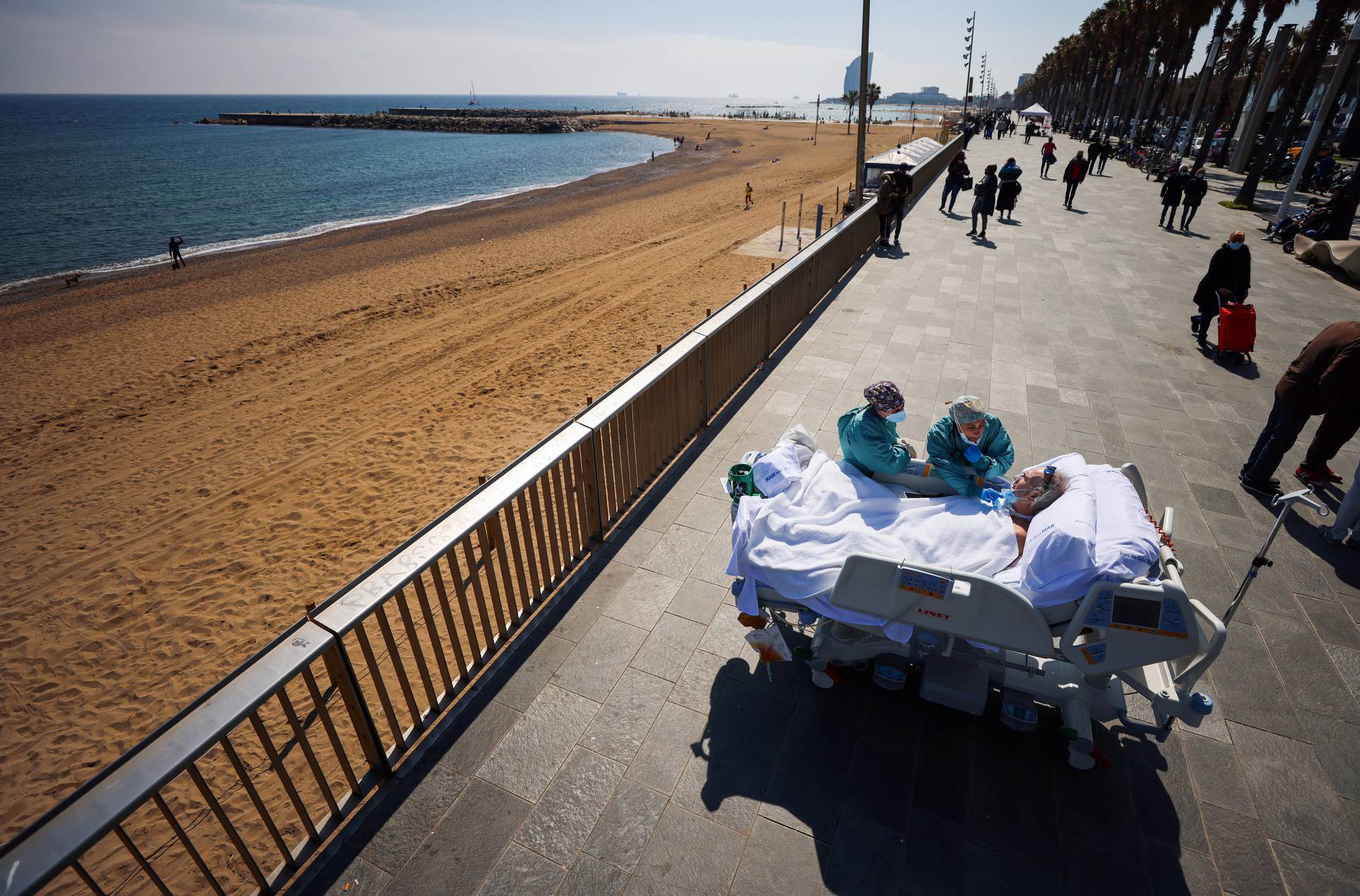 Barcelona Hospital del Mar takes COVID-19 ICU survivor to beachside for "sea therapy\