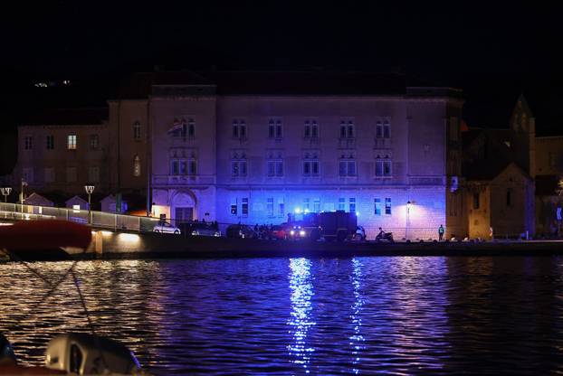 Trogir: Autom se zabio u parkirana vozila i poginuo