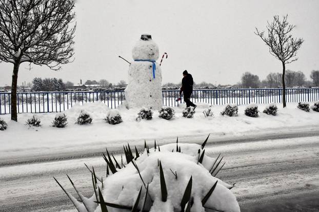 FOTO Slavonski Brod dobio ogromnog snjegovića: Visok je gotovo tri i pol metra