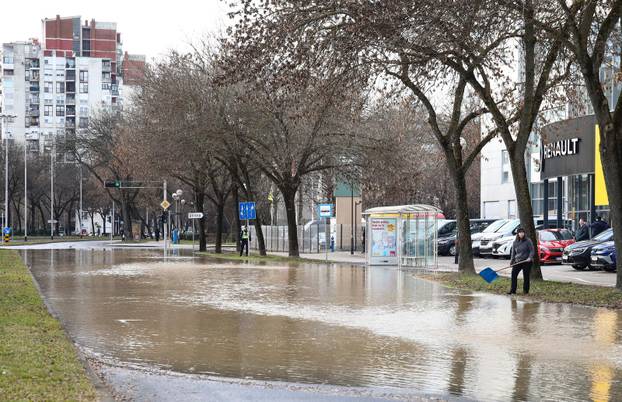 Zagreb: Poplava u Ukrajinskoj ulici zbog puknuća cijevi