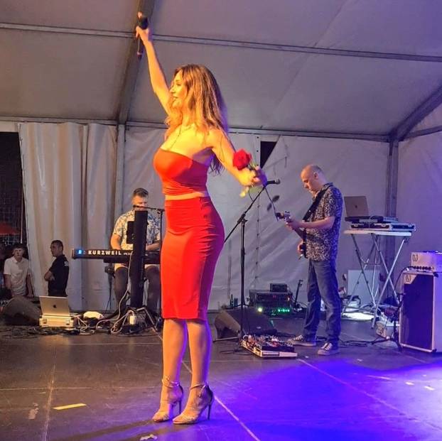 FOTO Lille bujnim dekolteom raspametila fanove: Poslala im je vrlo sočnu poruku iz studija