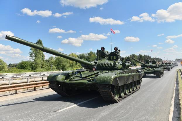 Tenkovi Hrvatske vojske prolaze preko Mosta mladosti uoči početka svečanog vojnog mimohoda u Zagrebu