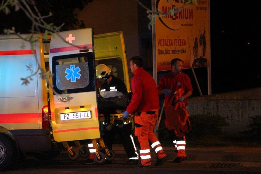 Probili betonsku ogradu, motor izletio iz auta: Trojica u bolnici