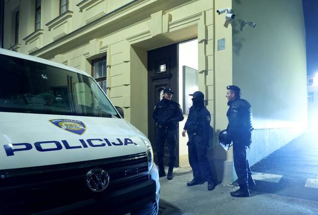 Zagreb: Maskirani muškarci otpjevali svoje ispred Srpskog kulturnog centra i razišli se nakon dolaska interventnih policajaca