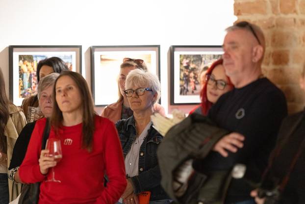 Osijek: Svečano otvorenje izložbe fotografija fotoreporterke Pixsella Emice Elveđi "Srce za Afriku"