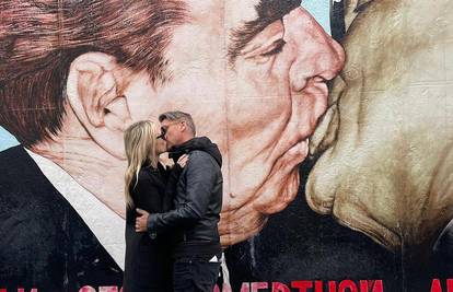 Jelena Veljača otputovala je s mužem u Berlin pa su rekreirali poznati poljubac: 'Naš je bolji'