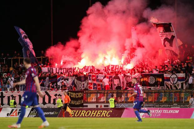 Velika Gorica: Bakljada Torcide na utakmici između Gorice i Hajduka