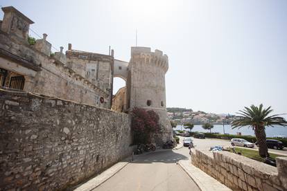 Grad Korčula pravi je mali biser i za razgledavanje i za kupanje