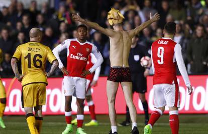 Žirafa u boksericama prekinula je utakmicu Arsenala i Suttona